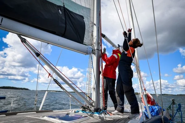 sailboat crew teamwork
